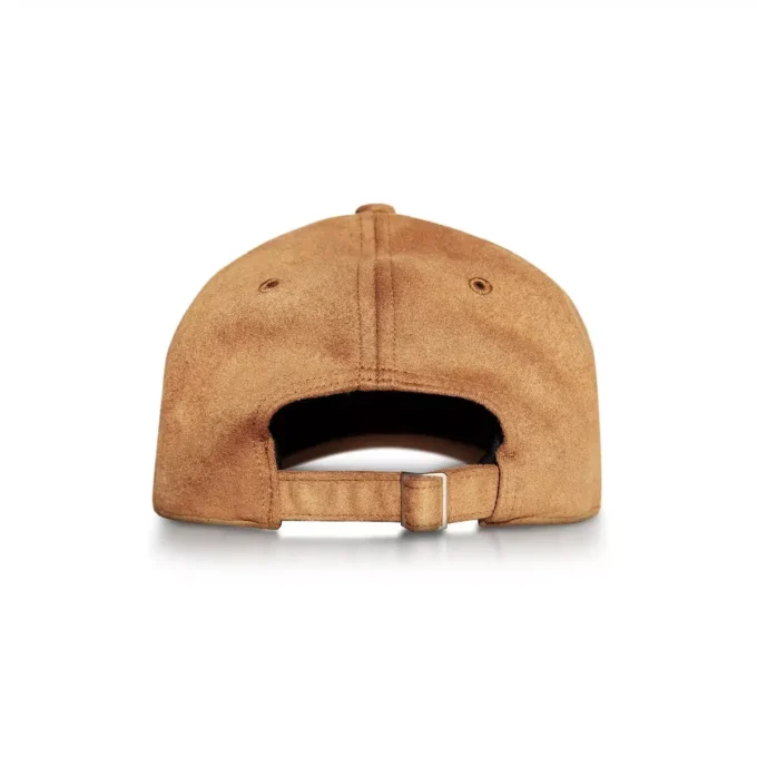 Czapka z zamszową naszywką