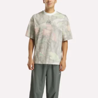 Koszulka Reebok x MARKET z nadrukiem na całej powierzchni